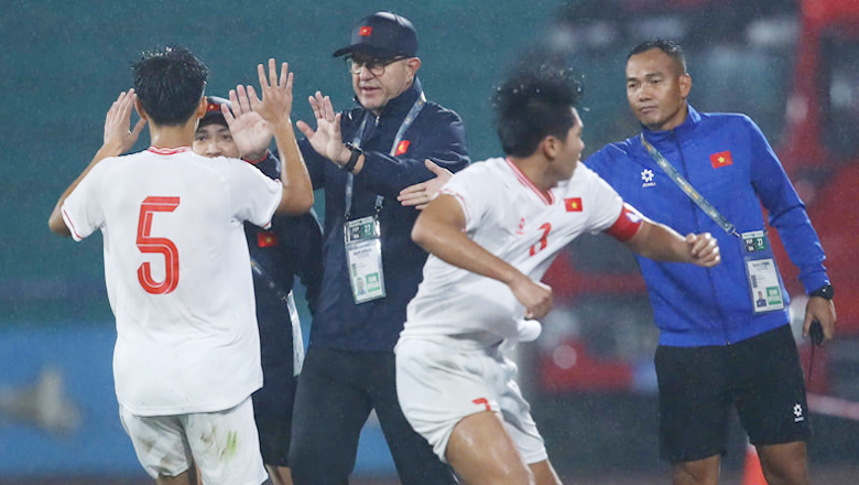 HLV Cristiano Roland: 'Quan trọng nhất là U17 Việt Nam vượt qua vòng loại' - Ảnh 1